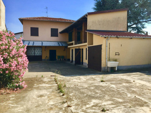 Cascinale libero su tre lati a Cigliano