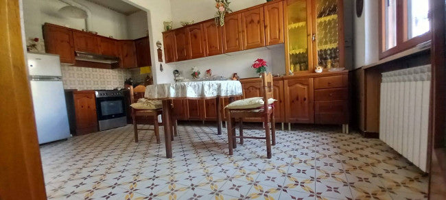 Casa indipendente su tre lati a Lamporo